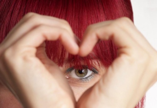 eliyle kalp yapan kız ve olumsuz insanlar