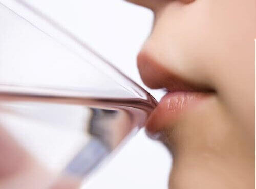 aç karnına su içmek