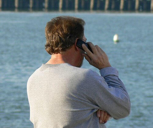 telefonla konuşan adam