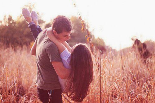 bahçede arkadaşını kucağına almış insan