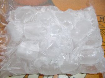 buz poşeti içinde buzlar