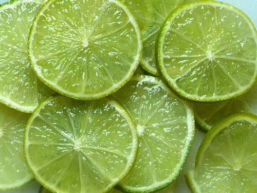 yeşil limon dilimleri