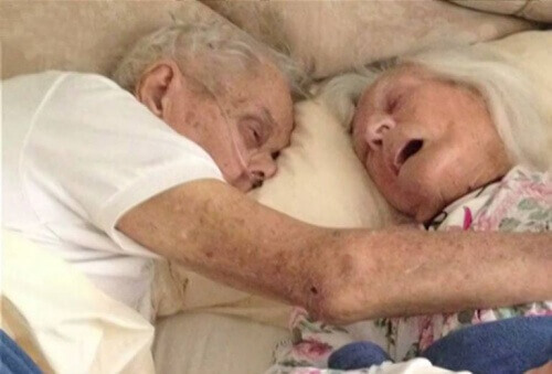 Gerçek Aşk: 75 Yıllık Evli Çift Aynı Yatakta Öldü