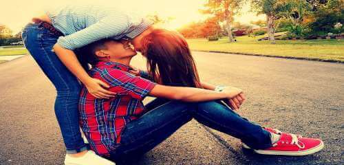 yolun ortasında oturan çift