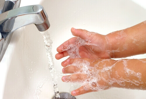 elleri sabunla yıkamak