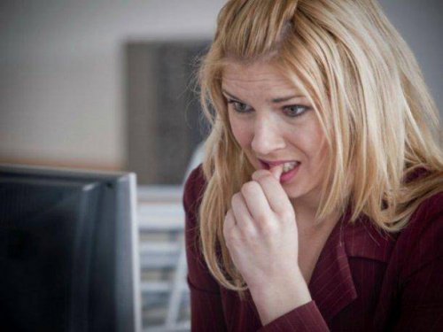 tırnaklarını yiyen kadın