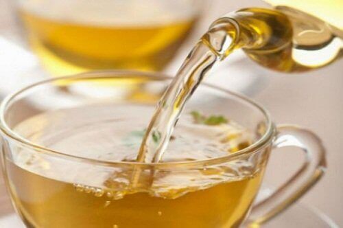 enginar çayı ve cam bardak