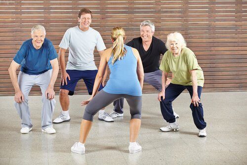 zumba yapan yaşlılar