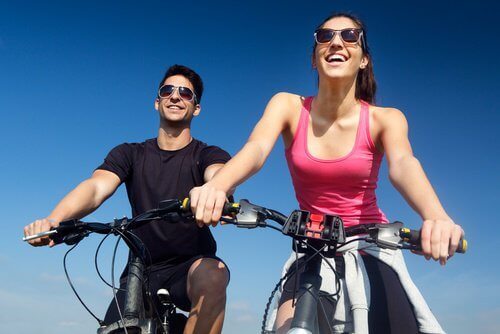 bisiklet süren kadın ve erkek