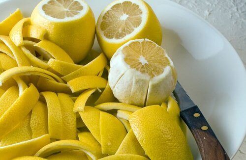 limon kabukları ve soyulmuş limon