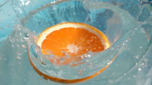 suya atılan portakal ve sıçrayan su