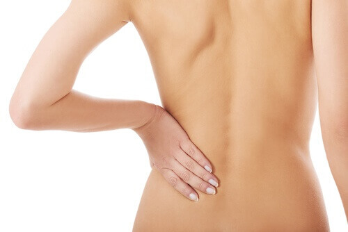 sırtı ağrıyan kadın