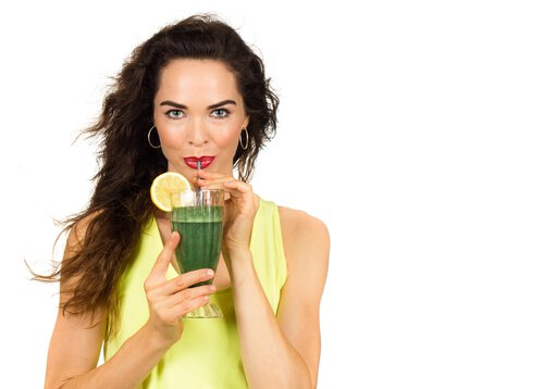 smoothie içen kadın