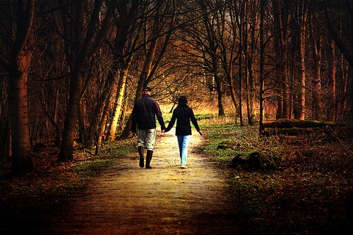 ormanda yürüyüş yapan çift