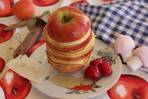 elmadan yapılmış sandviç