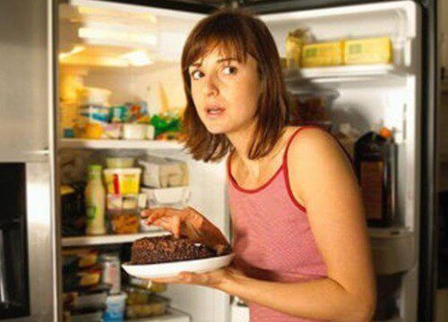 buzdolabından yemek alan kadın