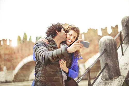 selfie çekinen çift