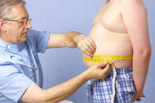 obezite hastasının belini ölçen doktor