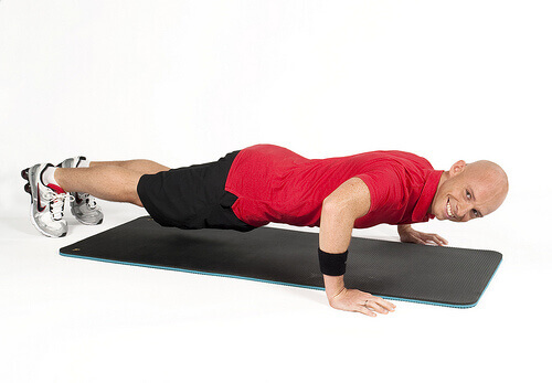 mat üstünde şınav çekmek