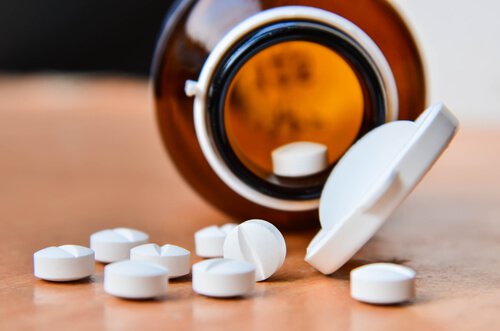 aspirin kutusu ve aspirinler