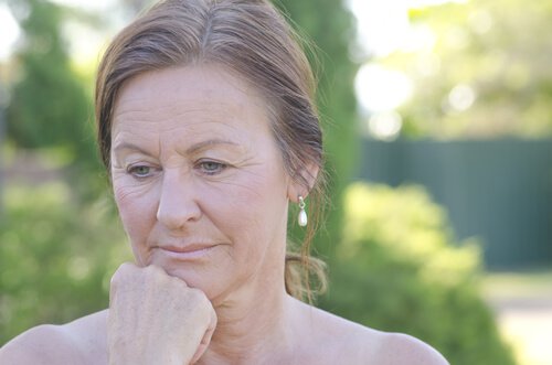 düşünen yaşlı kadın