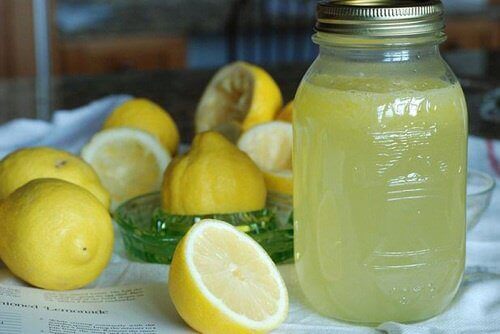 kavanozda limonata ve kesilmiş limonlar
