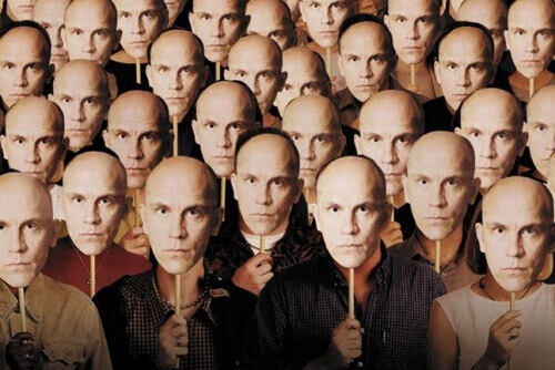 Malkovich maskesi takan insanlar