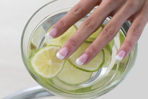 limonun güzellik amaçlı kullanımı tırnak beyazlatma