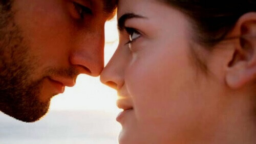 birbirine bakan kadın ve erkek