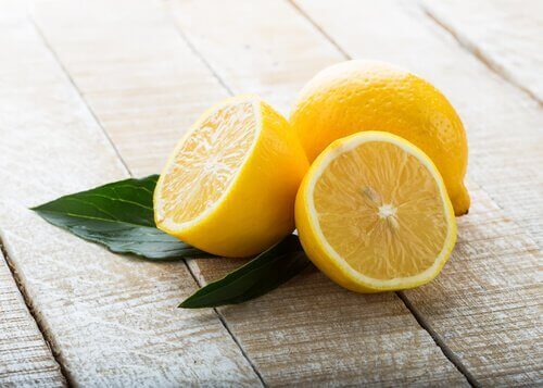 ikiye kesilmiş limonlar