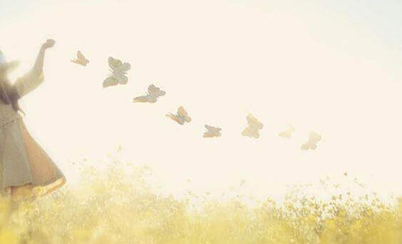 arkasından kelebekler gelen kız