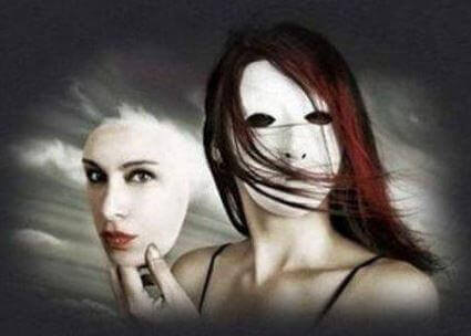 maskesini çıkaran kadın