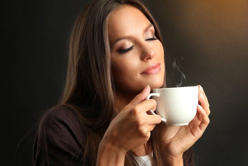 sıcak kahve içen kadın