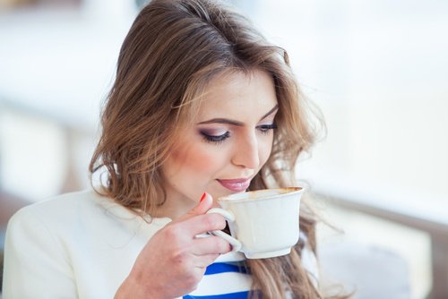 fincan kahve içen kadın