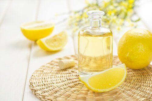 dilim limonlar ve limon yağı