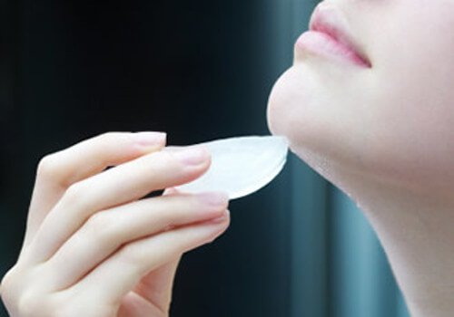 çenesine buz süren kadın