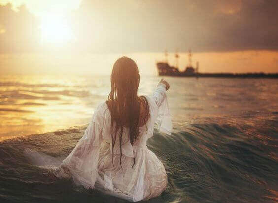 denizde beyaz elbiseli kadın