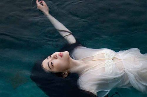 su üstünde yatan kadın