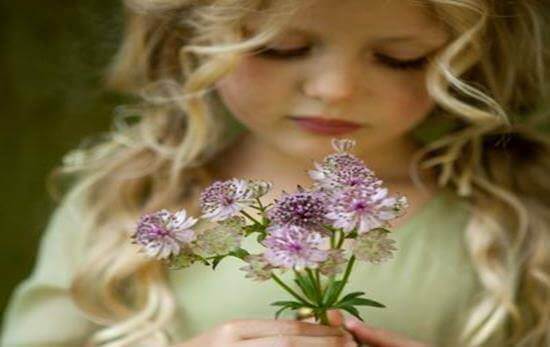 elinde çiçekler olan kız çocuğu