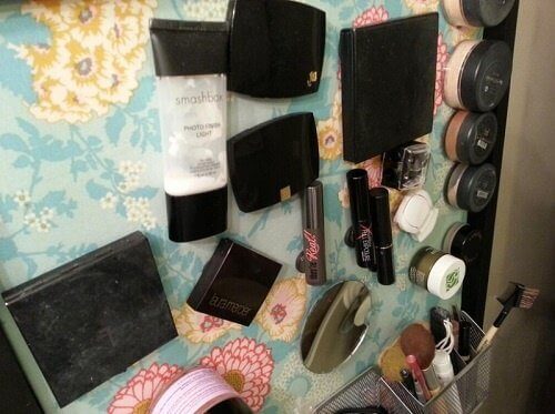 banyoda yer açmak için makyaj malzemeleri mıknatısla