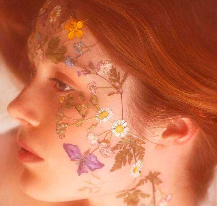 yüzünde çiçekler olan kız