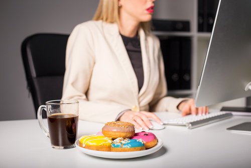 ofiste donut yiyen kadın