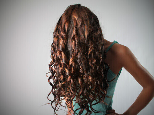 kabarık ve kıvırcık saçlar