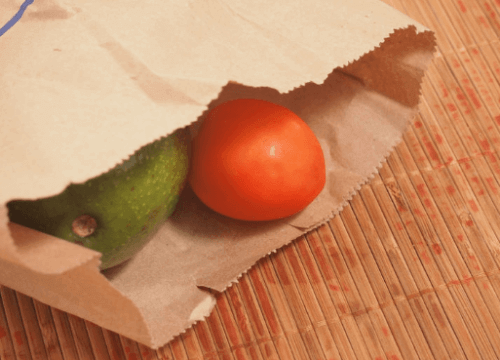 kese kağıdında avokado