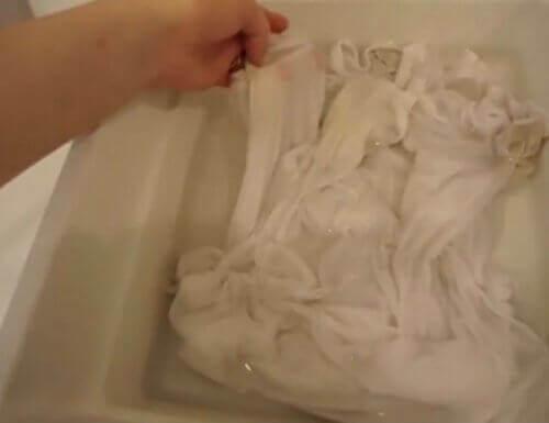 yıkanmış, ıslak beyaz gömlekler 
