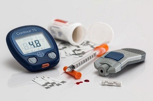 diyabet ölçü aleti ve insülin iğnesi