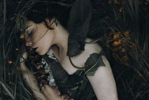 yaprakların içinde yatan kadın