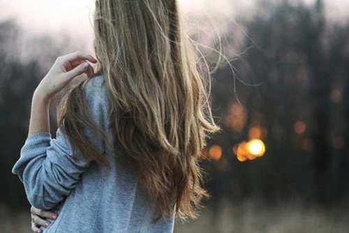 yaşamayı öğrenmek ve arkası dönük kadın