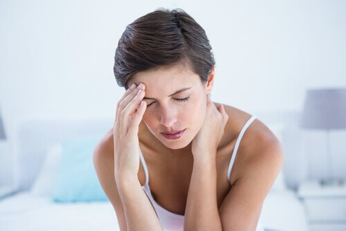 migren ağrısı çeken kadın