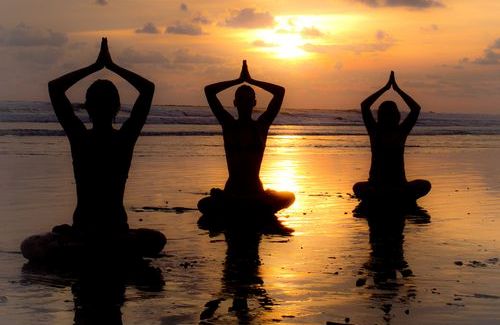 sahilde yoga yapanlar
